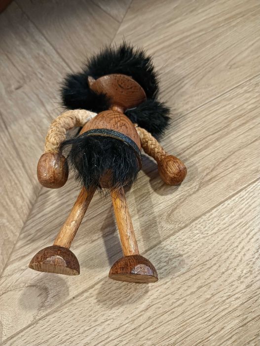 Figurka jaskiniowiec drewniany z futerkiem