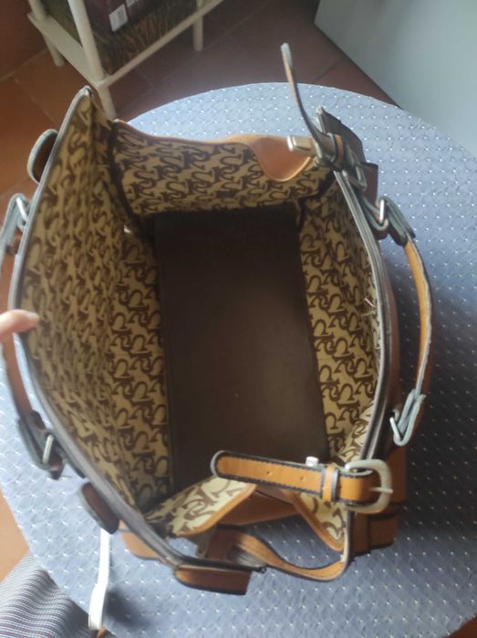 Antiga mala de viagem em pele