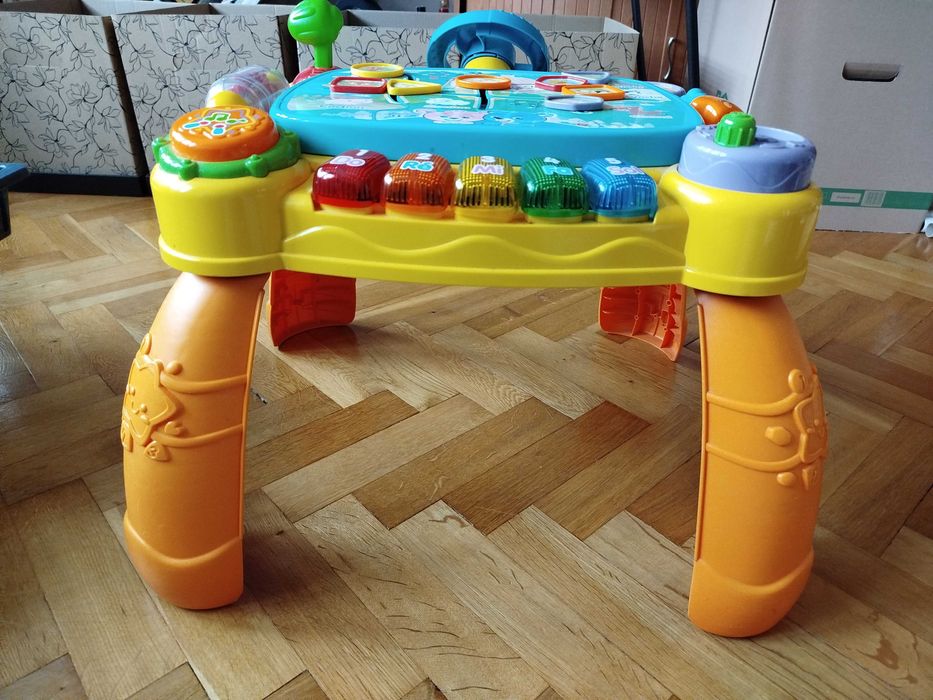 Interaktywny stolik edukacyjny dla dzieci.