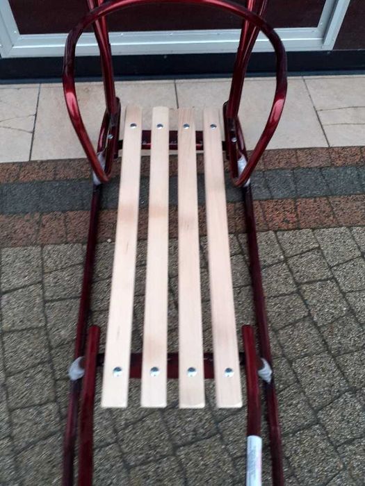 Sanki metalowe z oparciem