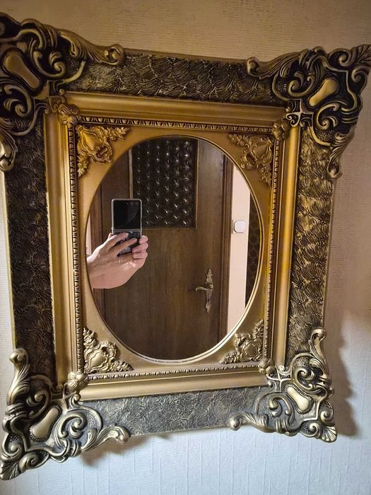 Lustro w złotej ramie