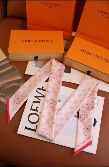 Dwie szale z wiśniami marki