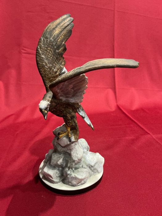 Falcão escultura vista alegre biscui pintura manual c 29 cm.     Anúncios abaixo