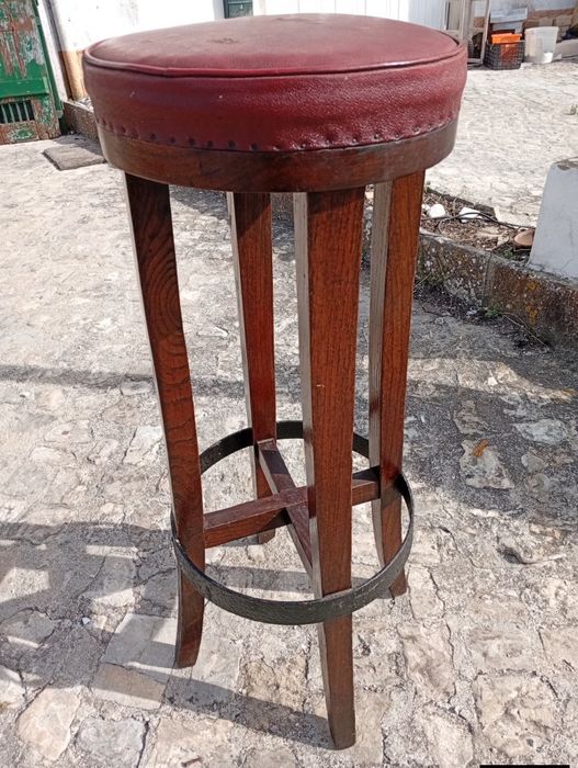 Bancos altos em madeira