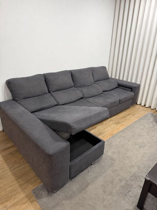 Sofá cinza de 3 lugares e chaise longue
