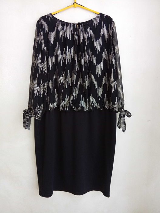 Czarna sukienka z narzutką ze złotymi wzorami