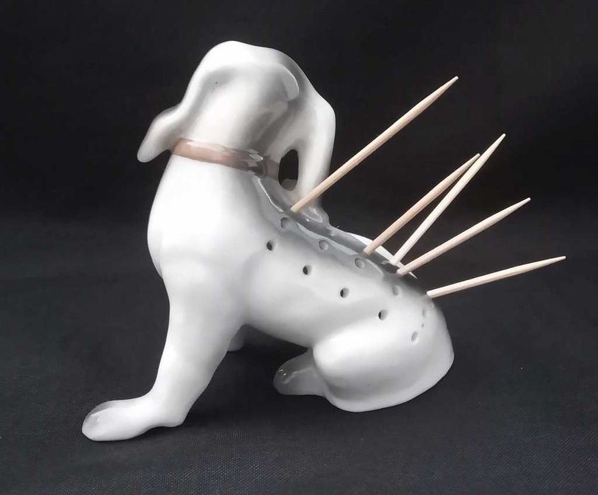 Antigo porta-palitos em porcelana Vista Alegre em forma de cão