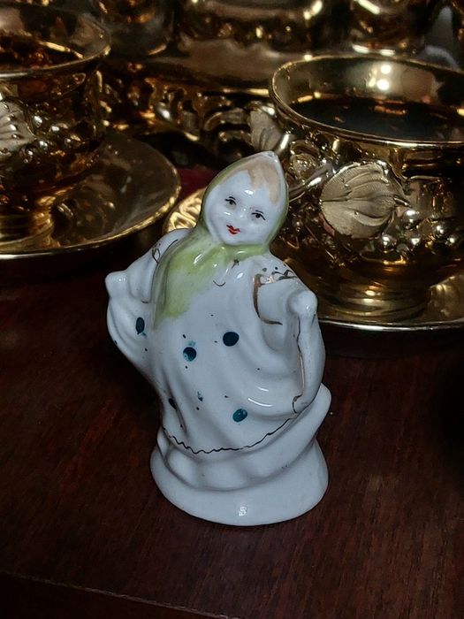 Статуєтка фарфоровая .