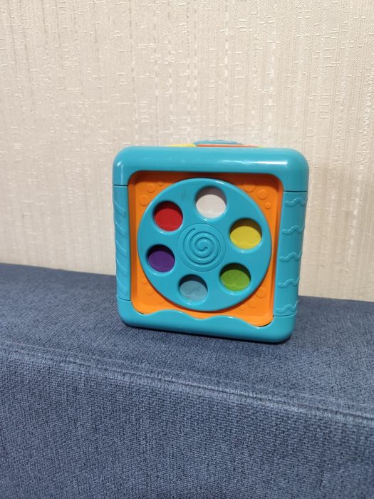 Развивающий кубик.