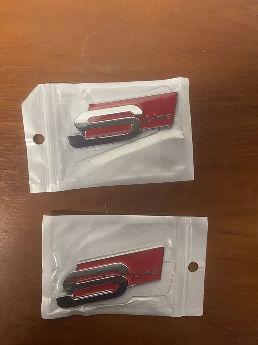 металевий шильдик (емблемою) Audi.
