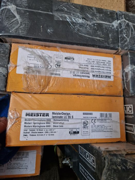 Piso laminado de madeira cinza