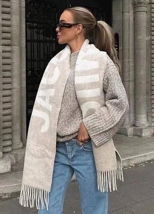 Жіночий шарф JACQUEMUS з бахромою і контрастним лого Бежевий