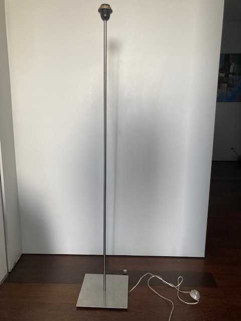 Candeeiro Pé alto, aço escovado.