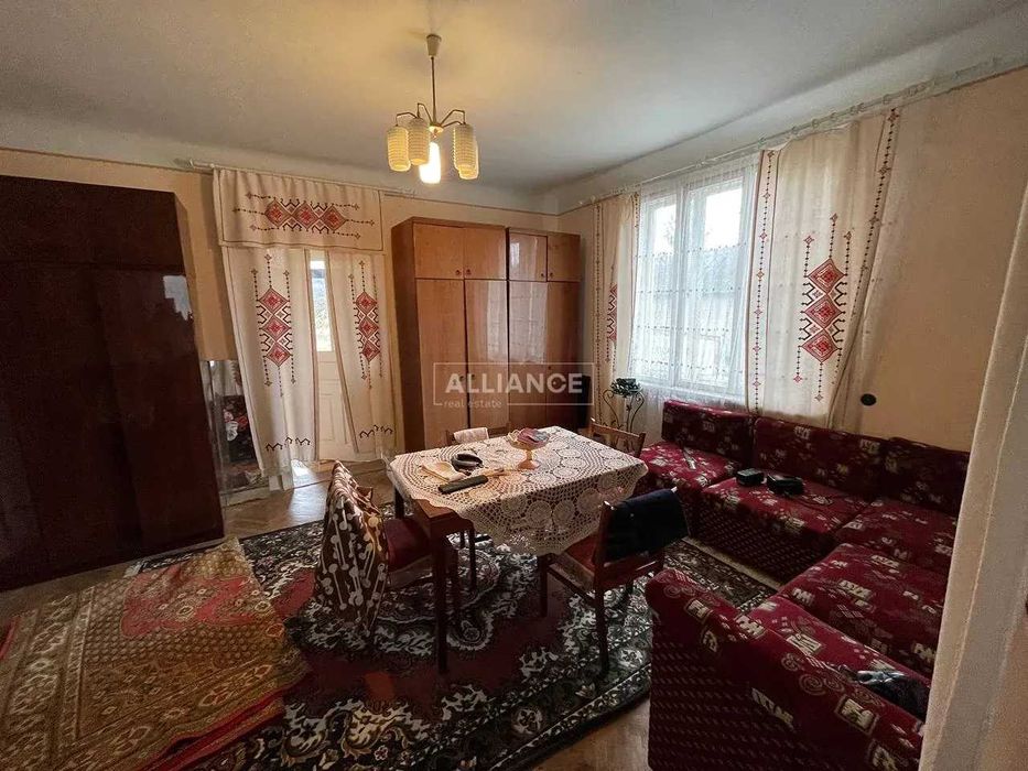 Добротний будинок з усіма комунікаціями в передмісті!