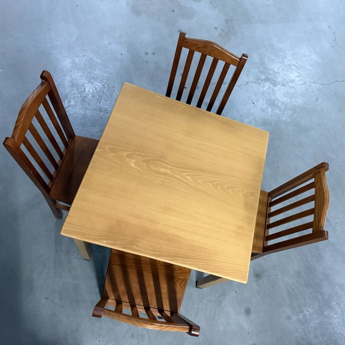 Conjunto de Mesas e Cadeiras em Madeira – Excelente Estado