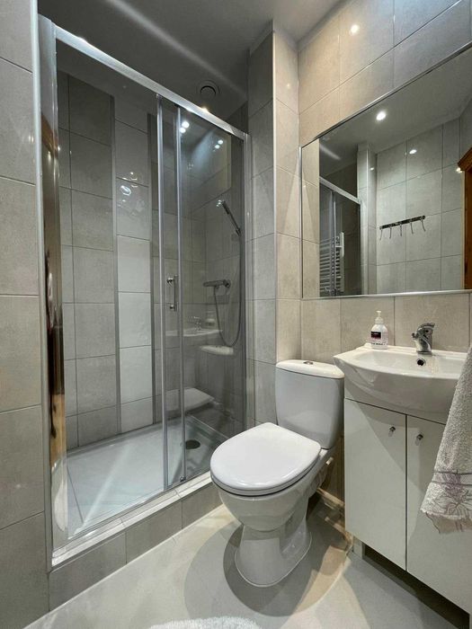 Pokoje z łazienkami i widokiem na góry w centrum Karpacza