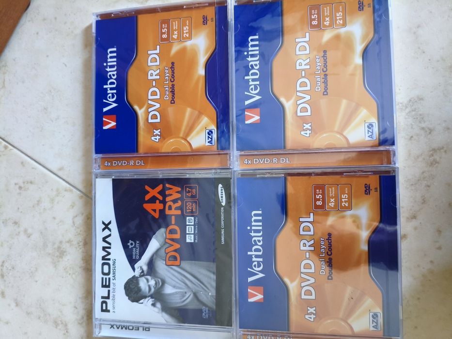 8x Dvd +r DL, 25x DVD +r, 3x CDr, 3x DVD-r DL,  1x DVD-RW, 2x miniDV