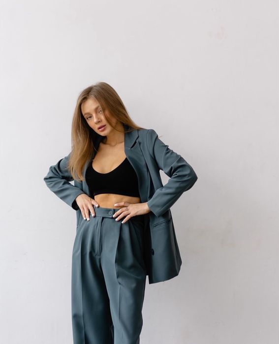 Сірий брючний костюм