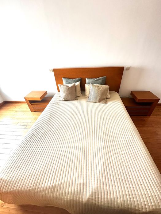 Mobilia de quarto de casal em Carvalho