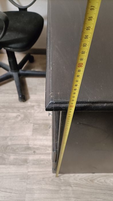 Secretária com oferta de cadeira