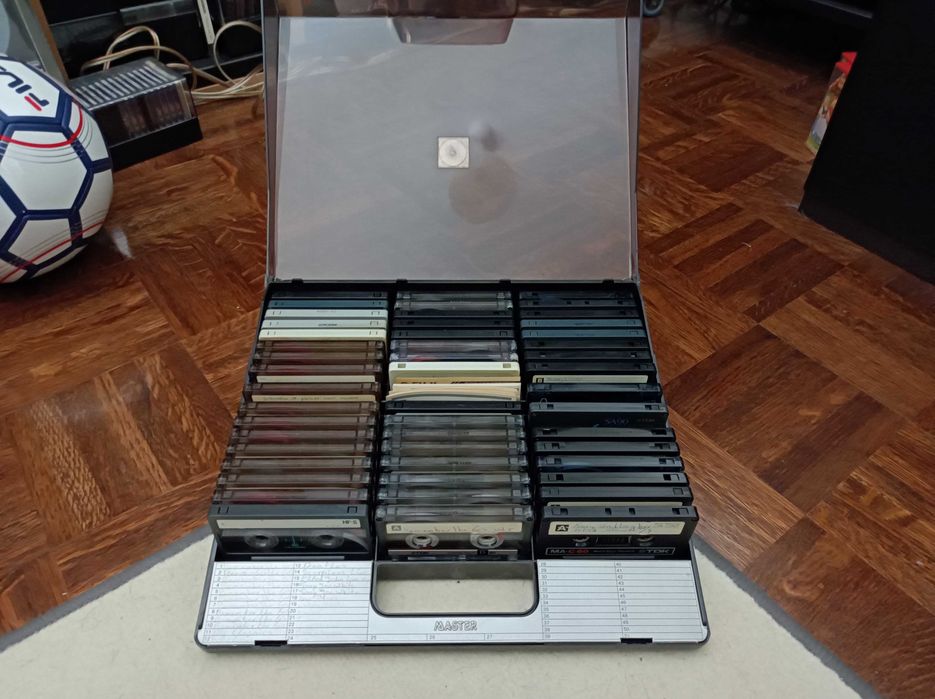 Caixa vintage para cassetes audio