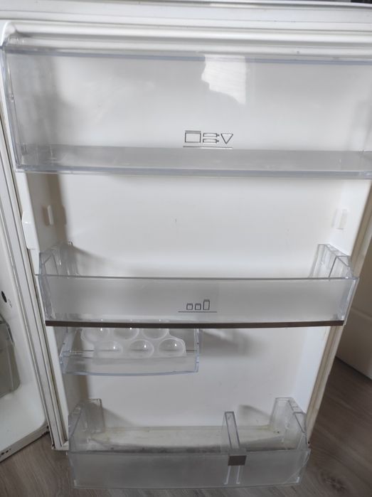 Lodówka Electrolux z zamrażalnikiem niska ale pojemna.