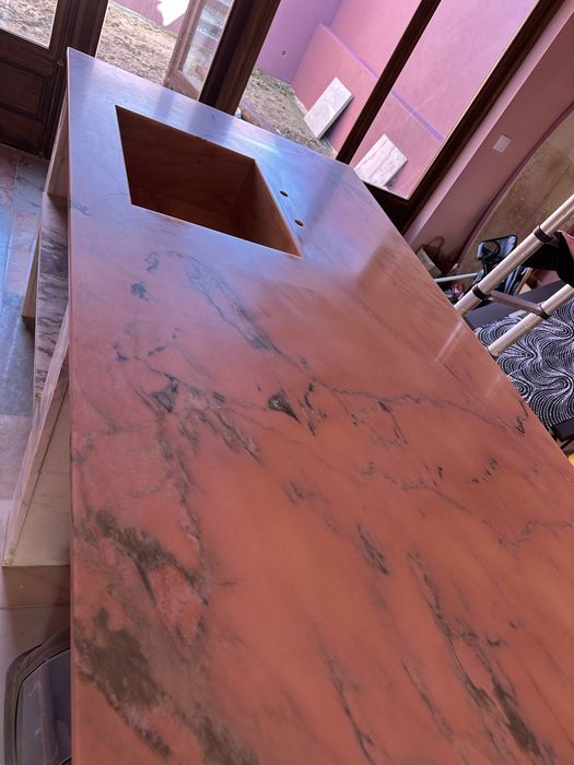 Ilha em marmore rosa