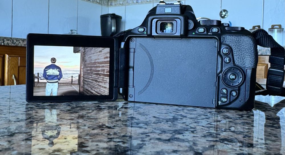 Nikon D5600 + Objetiva 18-105mm VR + Extras – usada 3/4 vezes nova!
