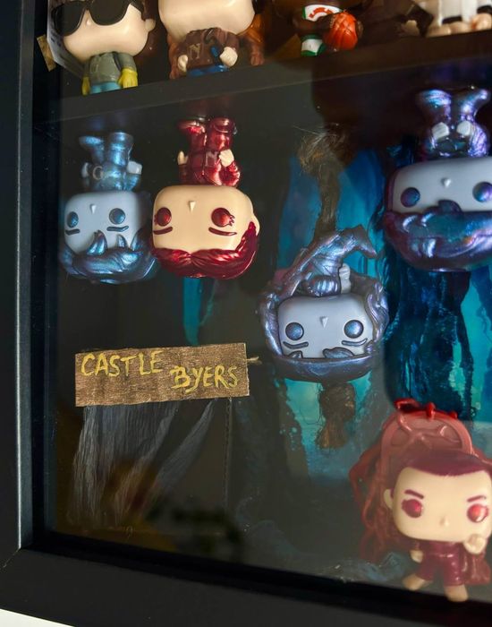 Ramka kolekcjonerska Stranger Things unikatowa z całą kolekcją figurek
