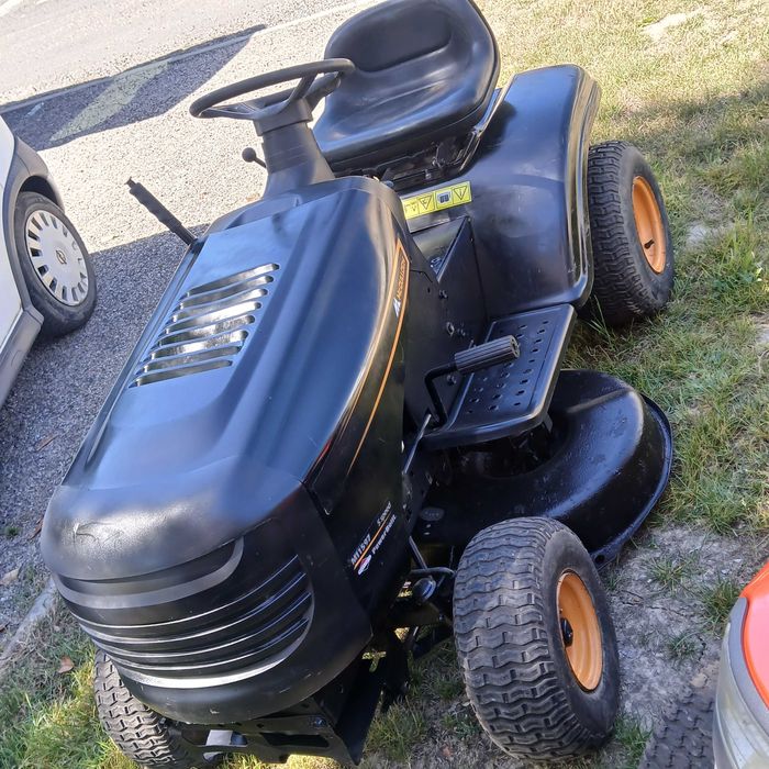 Tractor corta relva ou ervas selvagem