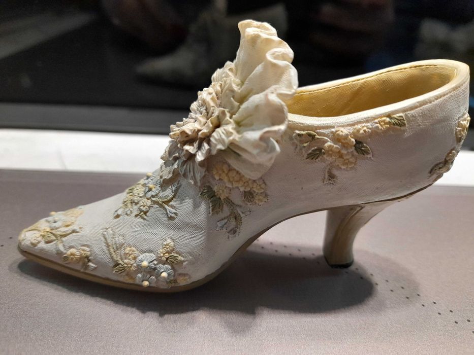 Kolekcjonerska miniatura wiktoriański but damski z kolekcji Avon
