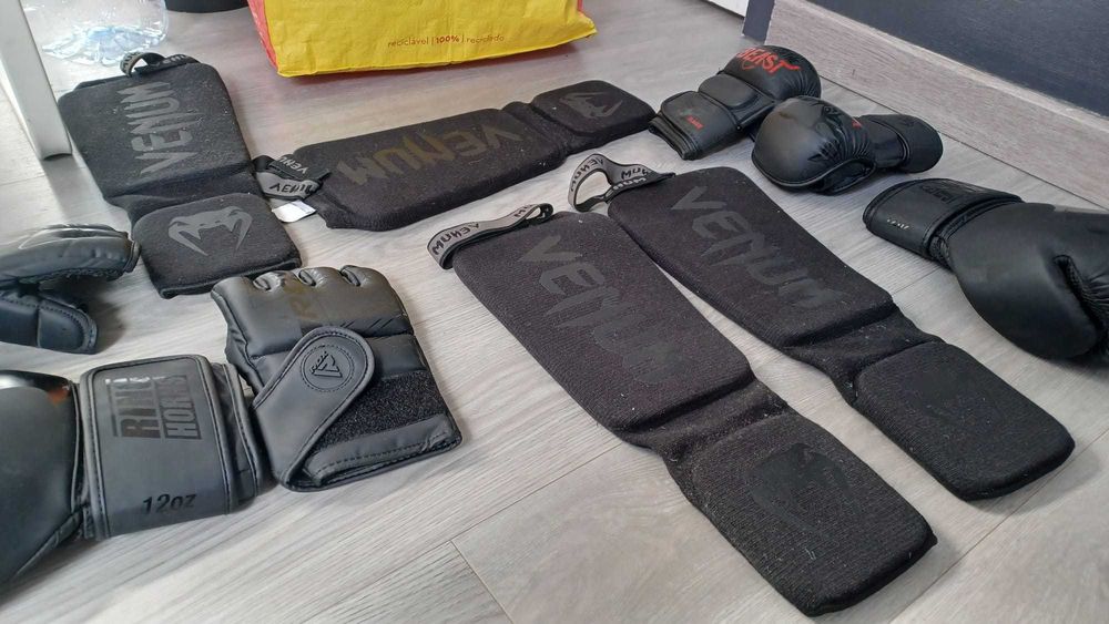 Pack de Luvas de Boxing, MMA e Caneleiras
