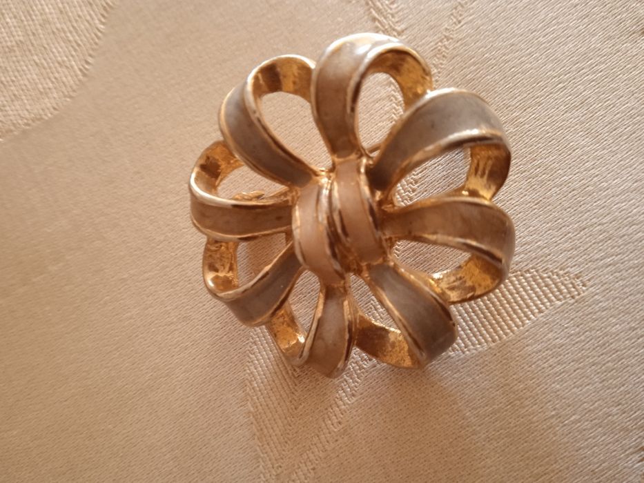 Продам брошь,Чехия,эмаль