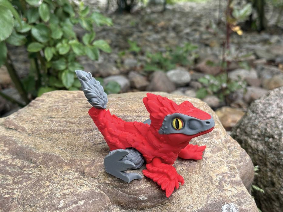 Dinozaur Pyroraptor 3D – ruchoma figurka inspirowana pierzastym drapieżnikiem