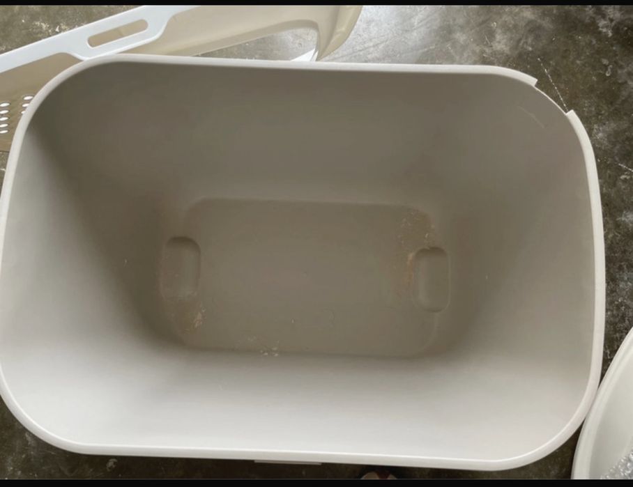 Caixa fechada de areia para gato