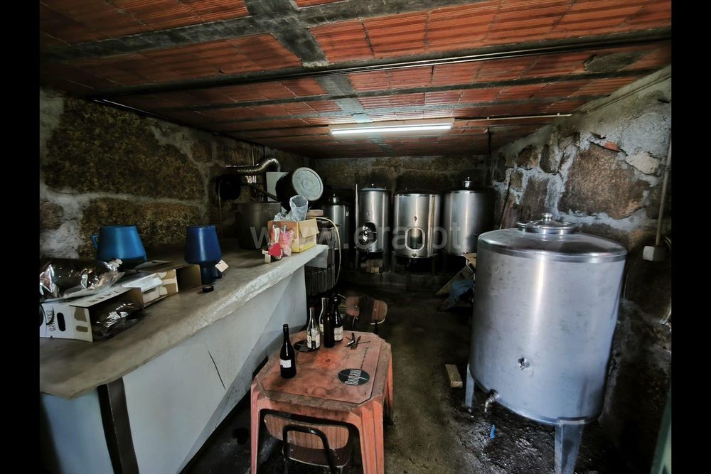 Quinta Rústica Habitável com 4 Hectares + Equipamento Agrícola.

Apres