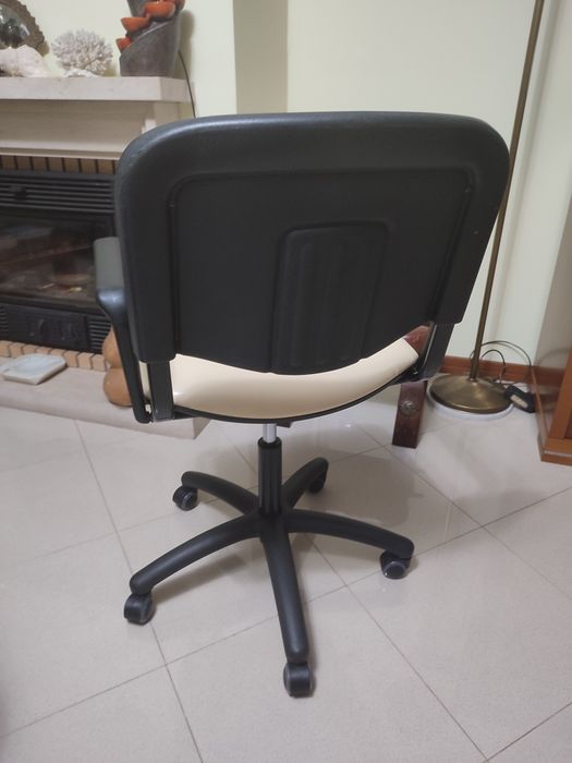 Cadeira de escritório secretária rotativa e com altura ajustável