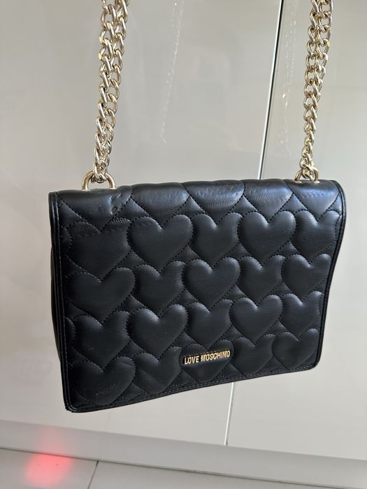 Torebka Love Moschino czarna crossbody z łańcuszkiem serca złote okuci