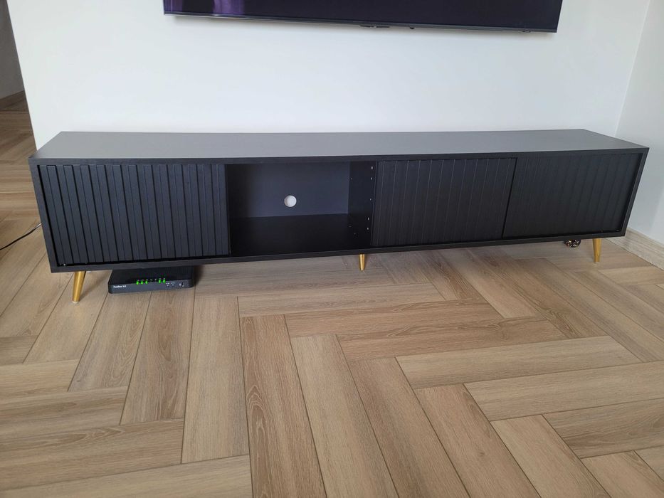 Szafka RTV Bello z lamelowymi frontami 175 cm czarna ze złotymi nogami