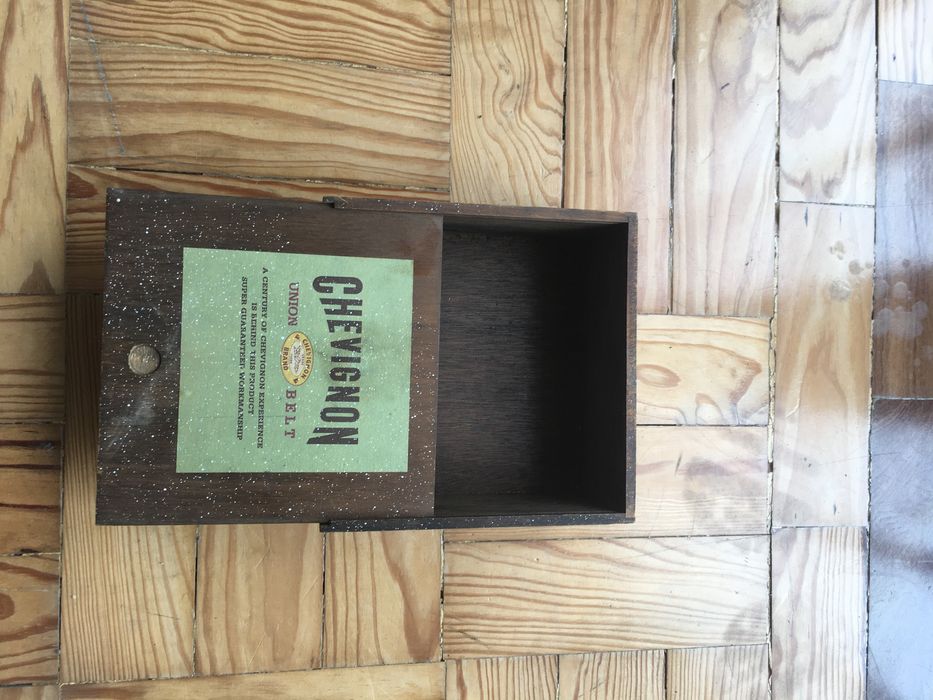 Caixa madeira Chevignon vintage