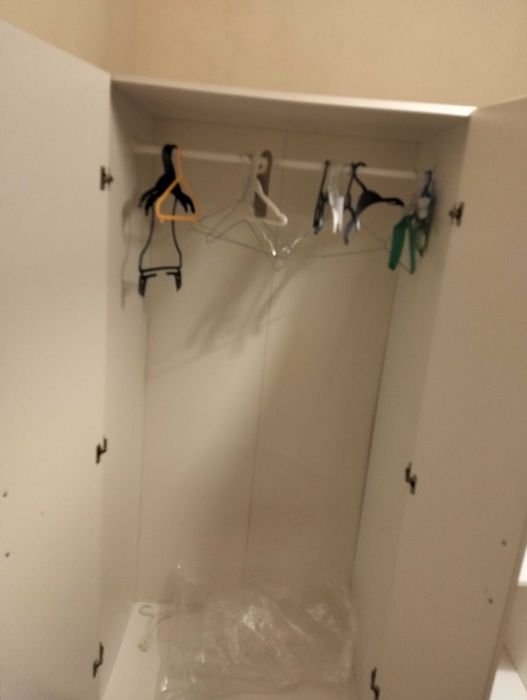 Roupeiro com alguns defeitos