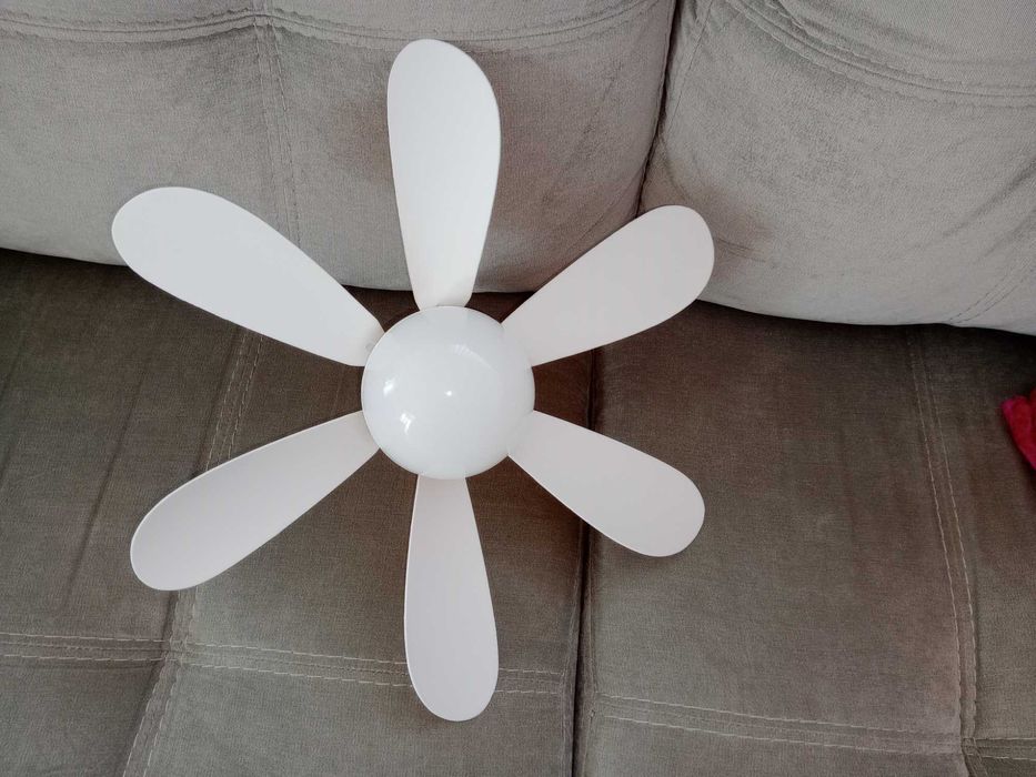 Ventoinha de teto com lâmpada integrada