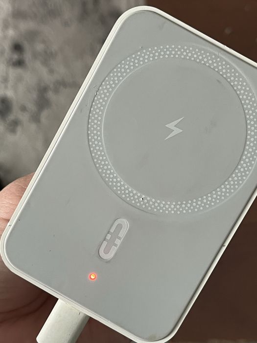 Зарядний пристрій в автомобіль