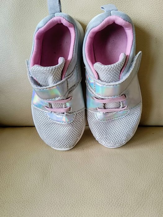 adidasy dziewczęce r. 25, dł. wkladki- 16 cm, leciutkie