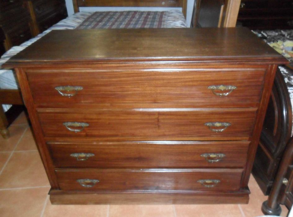 Cómoda em castanho e duas mesas de cabeceira