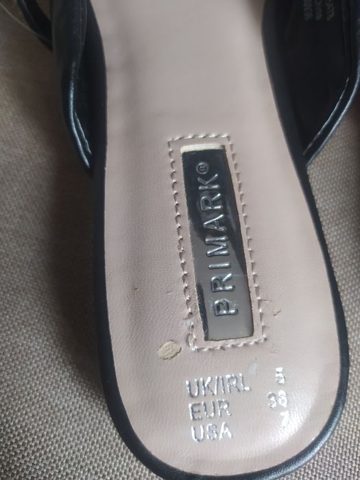Klapki płaskie typu mule przód zakryty czarne Primark