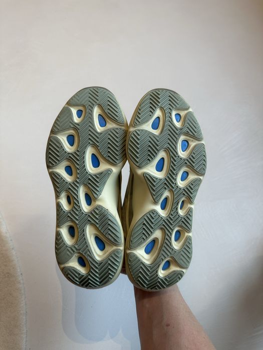 Кроссовки Adidas Yeezy 700 ст. 27 см