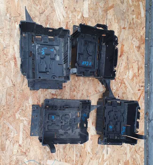 Peugeot 207 CC Citroen C3 III  Obudowa podstawa akumulatora