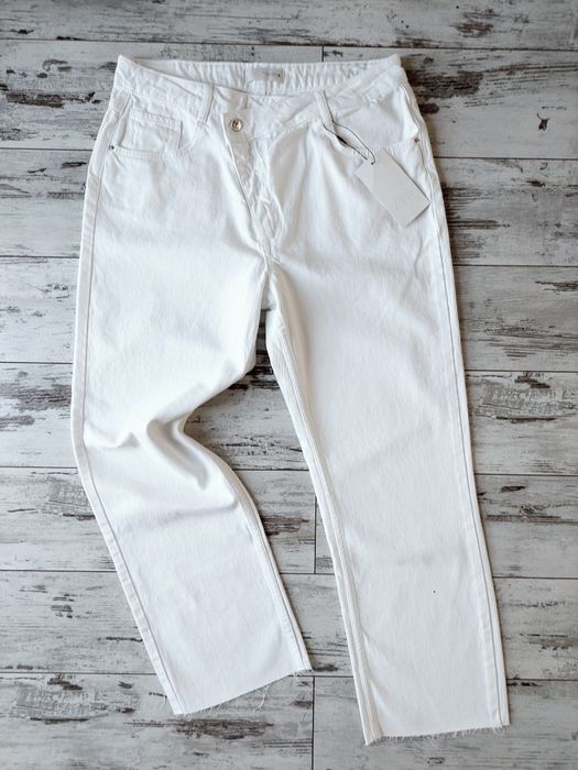 Zara, viralowe białe jeansy z krzyżowym zapięciem, straight legs r. 44