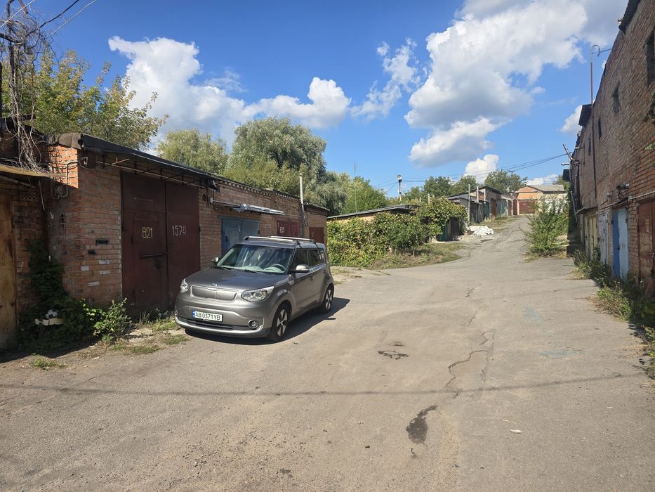 продам гараж з кімнатою в пирогово